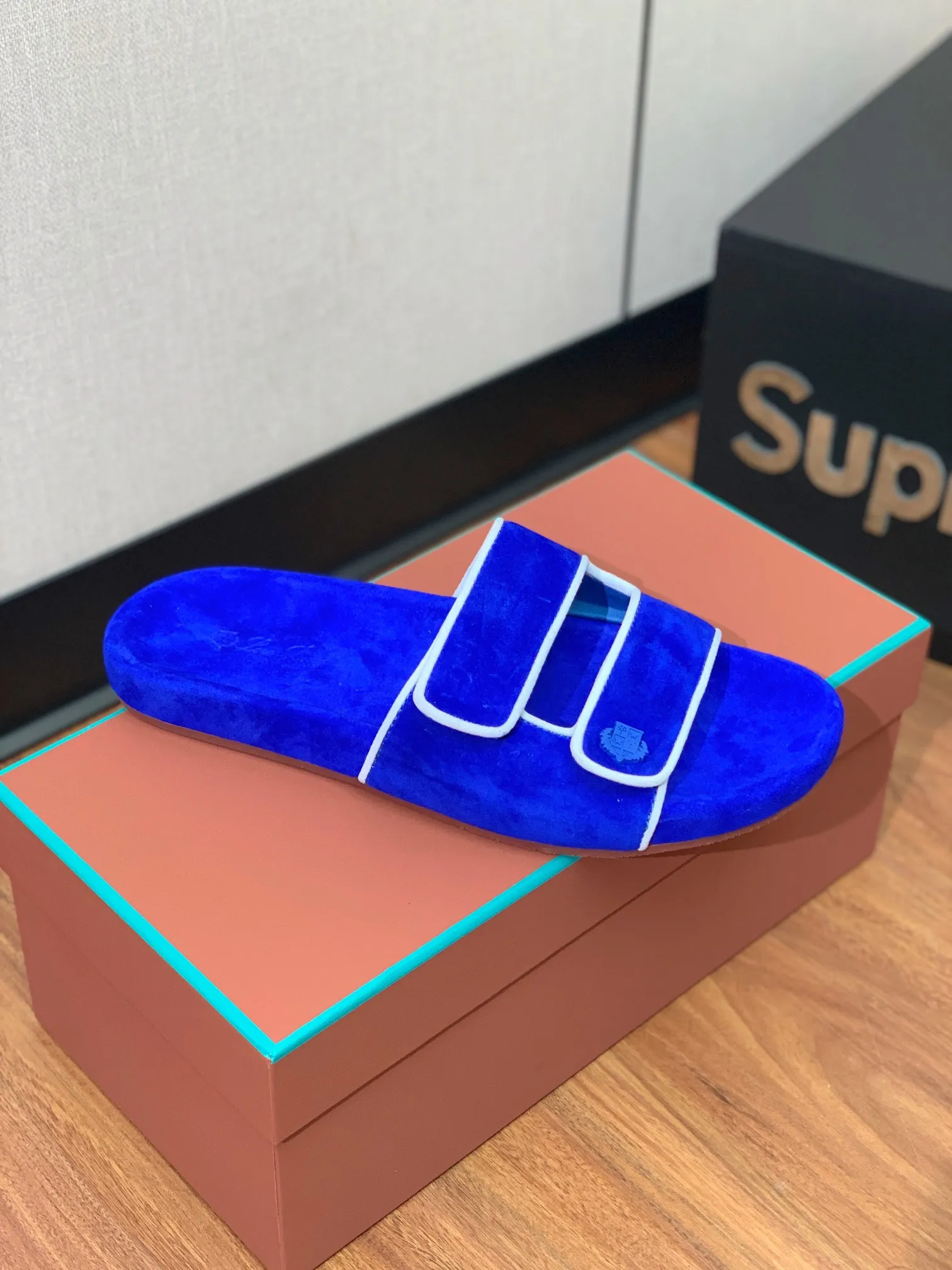【LP】P:600💰 Size: 39-46 (45.46 can be customized) 【Loro Piana】LP men's slippers. Italian top cashmere is retro, elegant, low-key and luxurious. Both fashionable and practical, the leather is still of the highest quality in the entire network. The upper is silky and smooth. Wear-resistant and highly elastic beef tendon bottom. .